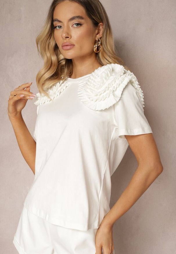 Renee - Biały T-shirt z Bawełny Wykończony Ozdobnymi Elementami Kililena. Okazja: na co dzień, na spotkanie biznesowe, do pracy. Kolor: biały. Materiał: bawełna. Wzór: aplikacja. Styl: biznesowy, klasyczny, elegancki, casual