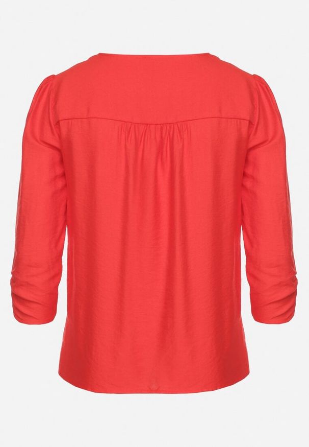 Born2be - Czerwona Koszula z Wiskozy Ozdobiona Marszczonymi Rękawami i Guzikami Lanorea. Okazja: na co dzień. Typ kołnierza: dekolt w serek. Kolor: czerwony. Materiał: wiskoza. Wzór: aplikacja. Styl: casual, klasyczny, elegancki