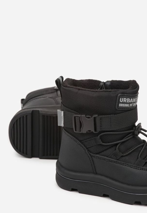 Born2be - Czarne Śniegowce Wodoodporne z Napisem i Paskiem z Klamrą Monariella. Okazja: na co dzień. Zapięcie: klamry. Kolor: czarny. Materiał: dresówka, jeans. Wzór: napisy. Styl: casual