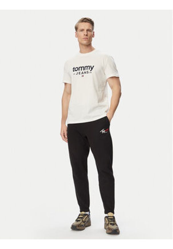 Tommy Jeans Spodnie dresowe DM0DM23903 Czarny Regular Fit. Kolor: czarny. Materiał: bawełna