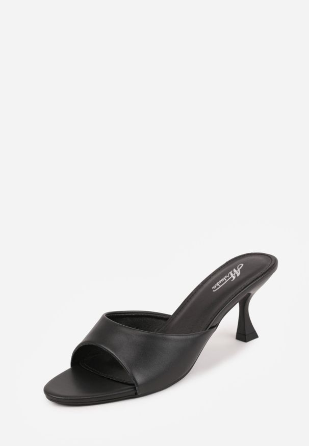 Born2be - Czarne Klapki na Niskiej Szpilce z Odkrytym Noskiem Cametea. Okazja: na co dzień. Nosek buta: otwarty. Kolor: czarny. Materiał: len. Obcas: na obcasie. Styl: casual, elegancki. Wysokość obcasa: niski