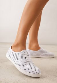 Born2be - Białe Tenisówki w Kropki przed Kostkę Renormia. Wysokość cholewki: przed kostkę. Kolor: biały. Wzór: kropki #8