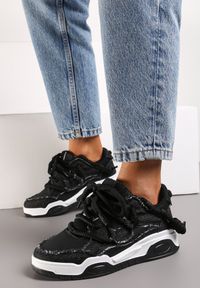 Renee - Czarne Sneakersy z Perforacją i Materiałowymi Wstawkami z Ozdobnym Sznurowaniem Luneth. Kolor: czarny. Materiał: materiał #3