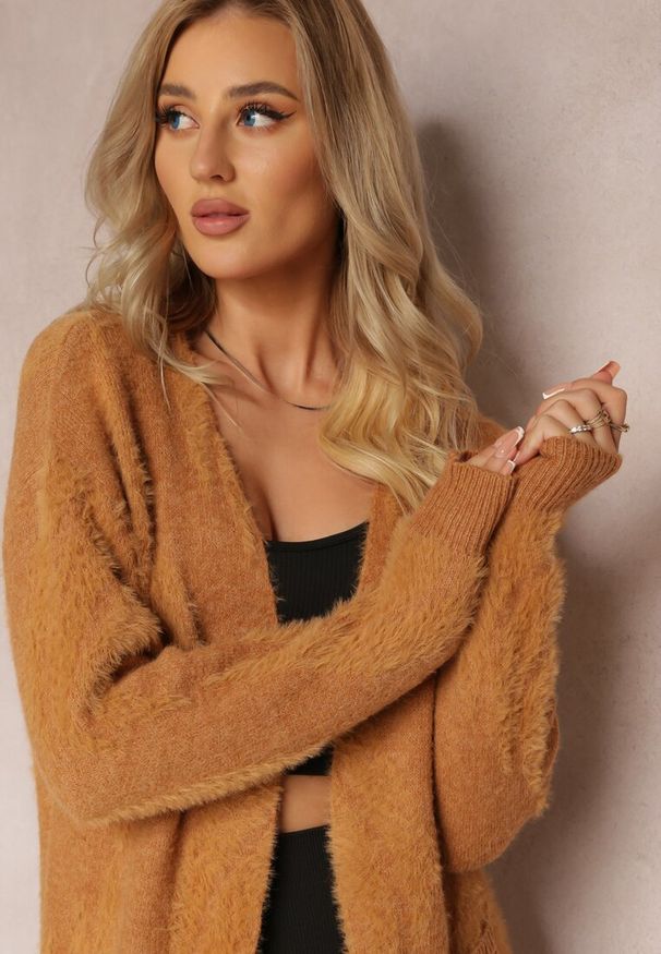 Renee - Ciemnobeżowy Luźny Kardigan Niezapinany z Dłuższym Włosiem Karsta. Kolekcja: plus size. Kolor: brązowy. Materiał: dzianina. Długość: długie