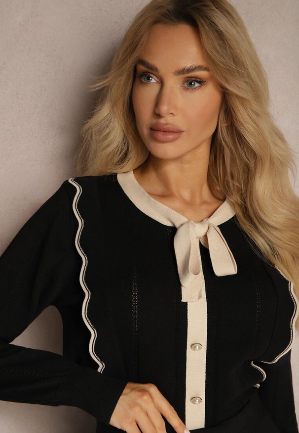 Renee - Czarny Sweter z Wiskozą z Ozdobnymi Guzikami i Kokardą w Stylu Retro Miaraine. Okazja: na spotkanie biznesowe. Typ kołnierza: kokarda. Kolor: czarny. Materiał: wiskoza. Styl: retro
