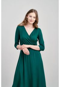Marie Zélie - Sukienka Rita ciemnozielona mikromodal. Typ kołnierza: dekolt kopertowy. Kolor: zielony. Materiał: wiskoza, dzianina, elastan, włókno, skóra. Długość rękawa: krótki rękaw. Typ sukienki: proste, kopertowe #3