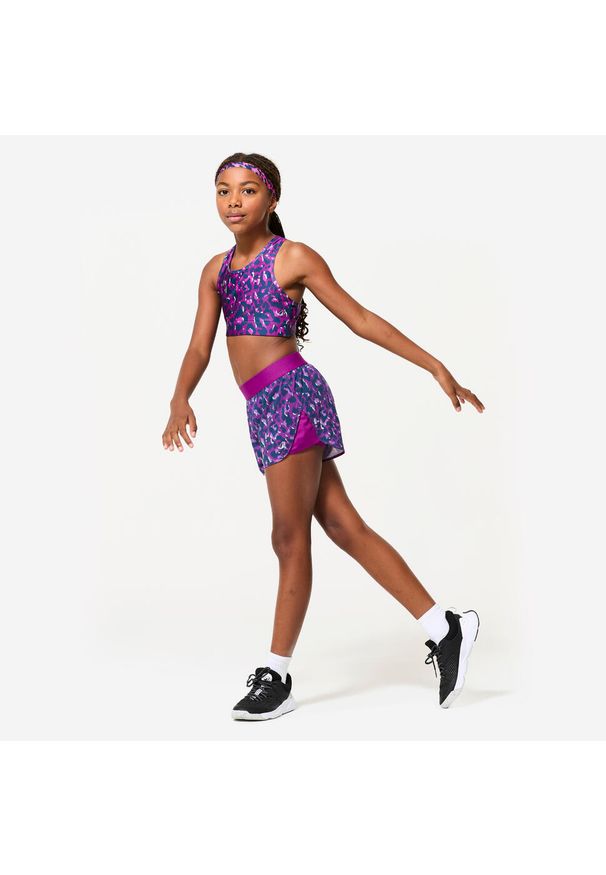 Decathlon - Spodenki sportowe dla dzieci Domyos 2 w 1. Kolor: fioletowy. Materiał: materiał, tkanina, poliester, elastan. Długość: krótkie. Styl: sportowy