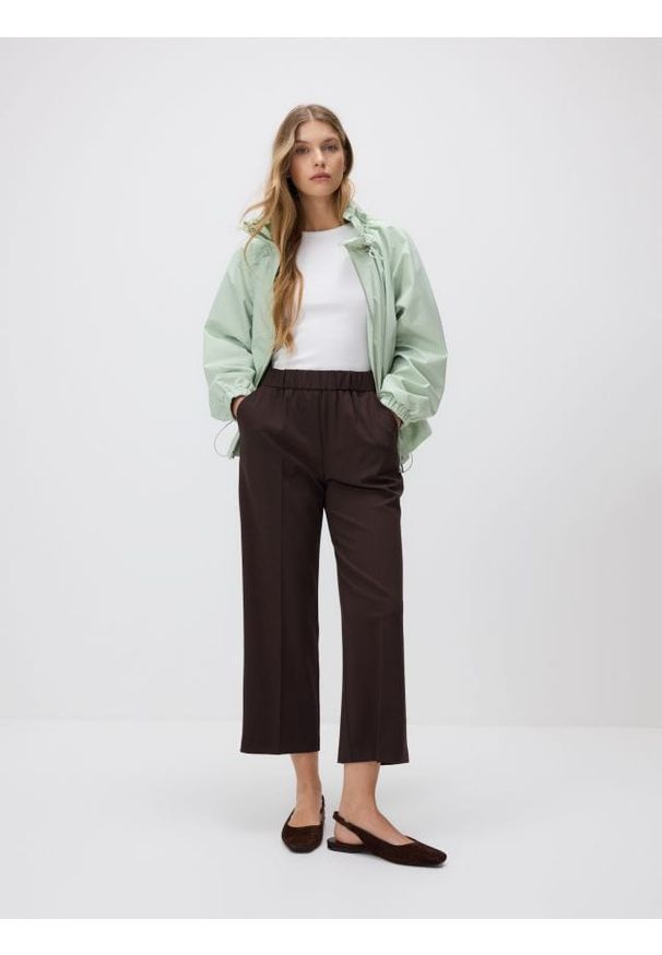 Reserved - Luźne spodnie z kantem - brązowy. Kolor: brązowy. Materiał: tkanina, wiskoza