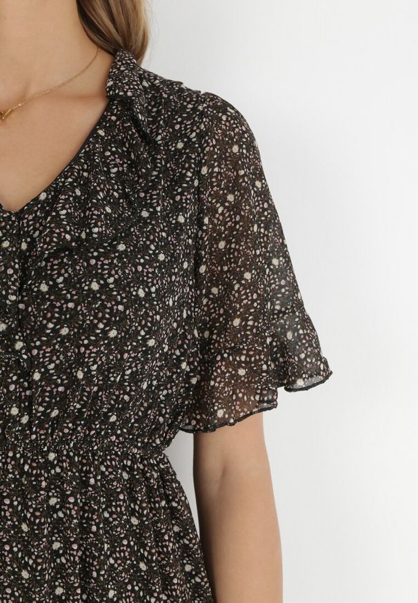 Born2be - Czarna Sukienka Koti. Typ kołnierza: kołnierz z falbankami. Kolor: czarny. Materiał: tkanina. Długość rękawa: krótki rękaw. Wzór: nadruk, aplikacja, kwiaty. Długość: midi