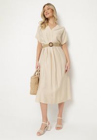 Born2be - Beżowa Wiskozowa Sukienka Pudełkowa z Paskiem i Rozcięciami po Bokach Sonanira. Okazja: na co dzień. Typ kołnierza: dekolt w serek. Kolor: beżowy. Materiał: wiskoza. Styl: casual, elegancki #1
