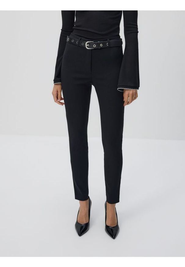 Reserved - Spodnie z paskiem - czarny. Kolor: czarny. Materiał: tkanina, wiskoza