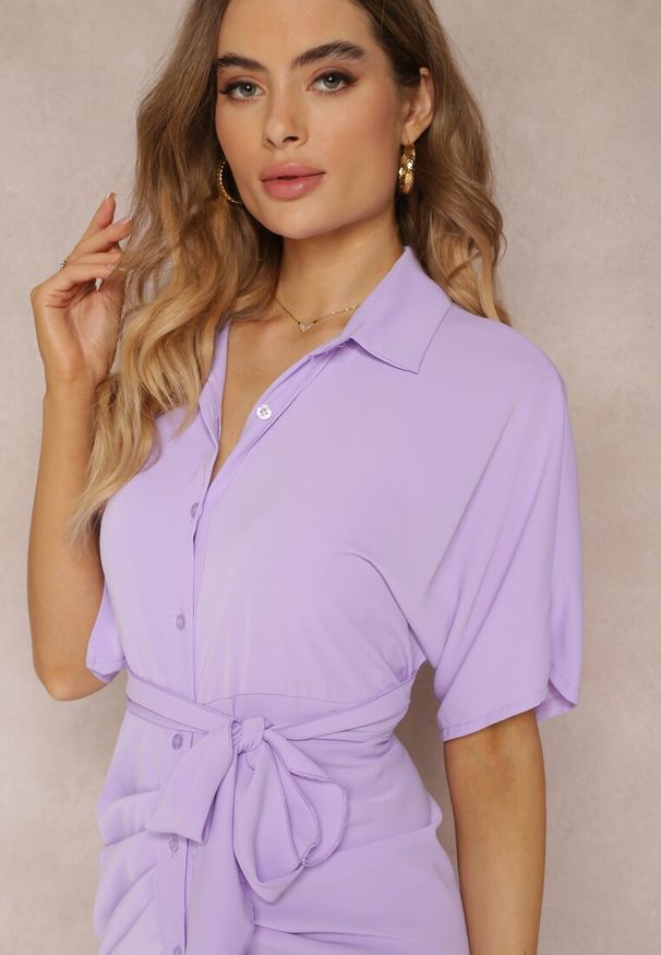 Renee - Fioletowa Sukienka Koszulowa Wiązana z Przodu z Marszczeniem Raimona. Okazja: na co dzień. Kolor: fioletowy. Materiał: skóra. Typ sukienki: koszulowe. Styl: casual, elegancki