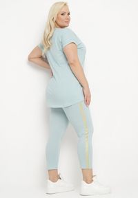 Born2be - Jasnoniebieski Bawełniany Komplet Dresowy Letni Koszulka z Nadrukiem i Spodnie 3/4 Nelene. Kolor: niebieski. Materiał: bawełna, dresówka. Wzór: nadruk #2