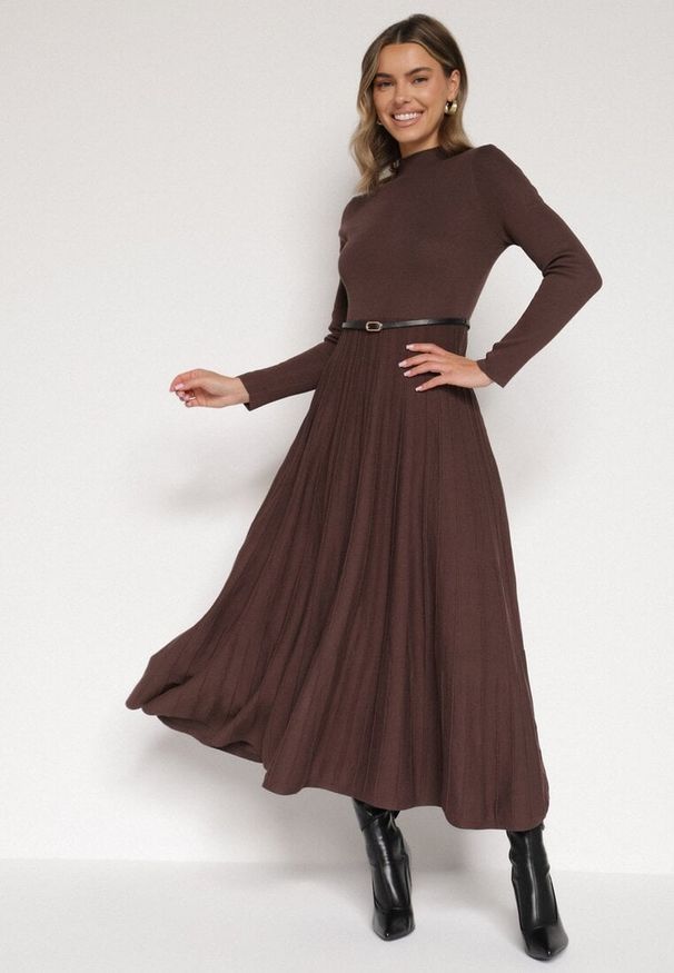 Born2be - Brązowa Rozkloszowana Sukienka z Dzianiny z Wiskozą z Długim Rękawem i Paskiem Tusmina. Okazja: na co dzień. Kolor: brązowy. Materiał: dzianina, wiskoza. Długość rękawa: długi rękaw. Styl: klasyczny, casual, elegancki