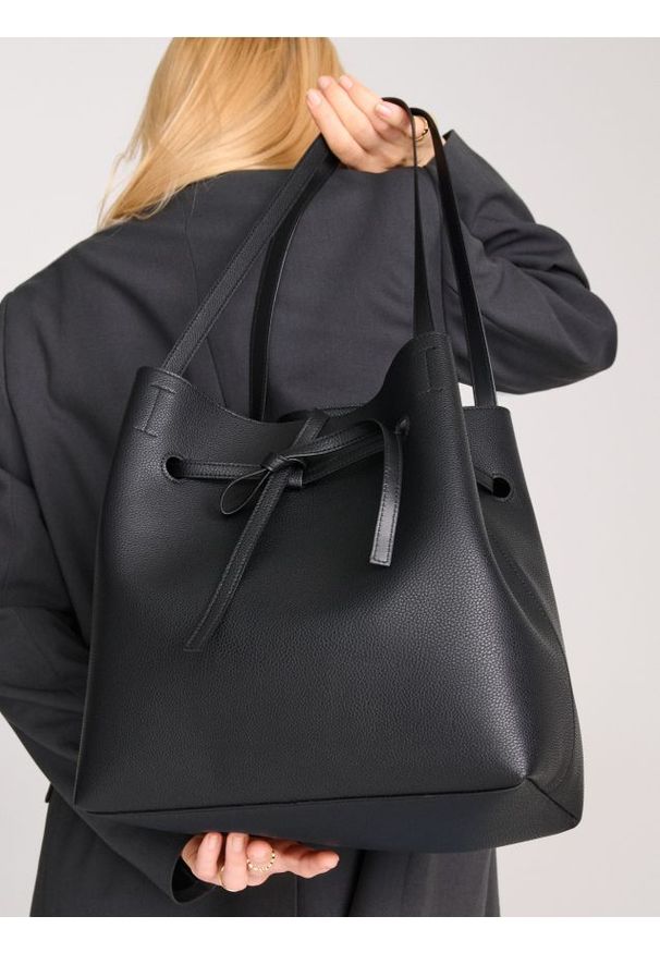 Sinsay - Torebka shopper z wiązaniem - czarny. Kolor: czarny