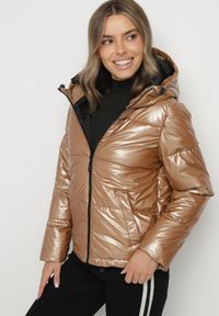 Born2be - Ciemnobeżowa Pikowana Kurtka z Kapturem o Prostym Kroju Alundrie. Typ kołnierza: kaptur. Kolor: beżowy. Materiał: jeans, poliester. Styl: sportowy, elegancki
