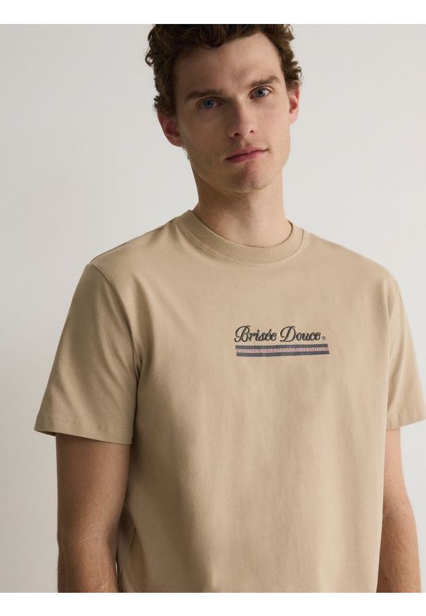 Reserved - T-shirt regular z aplikacją - beżowy. Kolor: beżowy. Materiał: bawełna, dzianina. Wzór: aplikacja