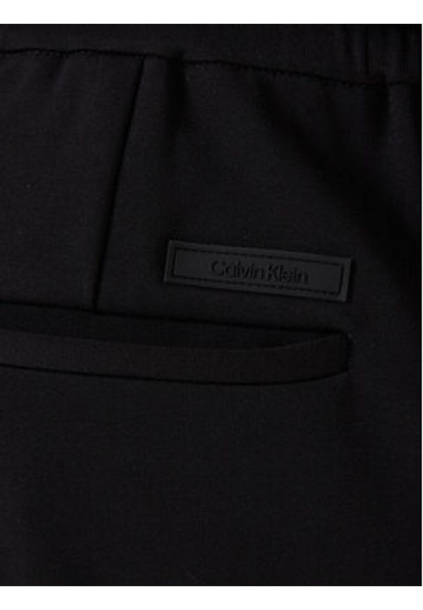 Calvin Klein Chinosy LV04LE613G Czarny Slim Fit. Kolor: czarny. Materiał: wiskoza
