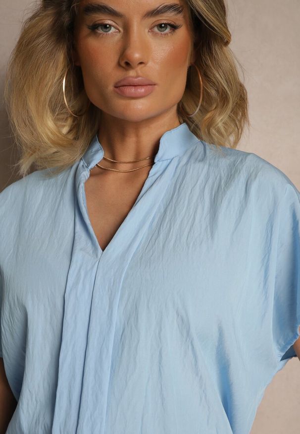Renee - Jasnoniebieska Bluzka Oversize z Wiskozą o Kroju Nietoperz z Dekoltem w Serek Davithiel. Okazja: na co dzień. Typ kołnierza: dekolt w serek. Kolor: niebieski. Materiał: wiskoza. Styl: elegancki, casual