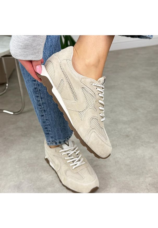 Beżowe skórzane półbuty damskie Vinceza 86426. Okazja: na spacer, na co dzień. Nosek buta: okrągły. Zapięcie: sznurówki. Kolor: beżowy. Materiał: skóra, nubuk. Szerokość cholewki: normalna. Sezon: wiosna, jesień, lato. Styl: casual, elegancki, sportowy, klasyczny