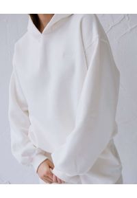 DOLLINA - Biała bluza z kapturem. Typ kołnierza: kaptur. Kolor: biały. Materiał: bawełna #5