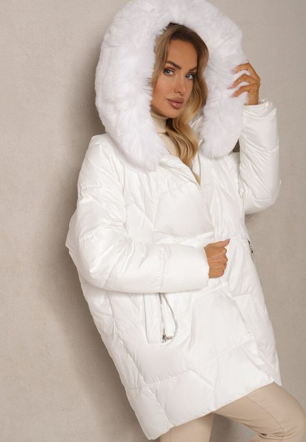 Renee - Biała Pudełkowa Kurtka Pikowana Ozdobiona Odpinanym Futerkiem i Suwakiem Hedizelle. Okazja: na co dzień, na spacer. Kolor: biały. Materiał: futro. Wzór: aplikacja. Sezon: zima. Styl: casual, elegancki, wizytowy