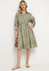 Born2be - Zielona Sukienka o Koszulowym Kroju z Paskiem z Klamrą Evelmio. Okazja: na co dzień. Typ kołnierza: kołnierzyk klasyczny. Kolor: zielony. Materiał: jeans. Długość rękawa: długi rękaw. Typ sukienki: koszulowe. Styl: elegancki, casual, klasyczny #3