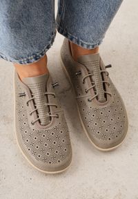 Born2be - Szare Skórzane Tenisówki z Ażurową Cholewką Nesseli. Okazja: na co dzień, do pracy, na spacer. Kolor: szary. Materiał: skóra. Szerokość cholewki: normalna. Wzór: ażurowy. Styl: boho, casual #7