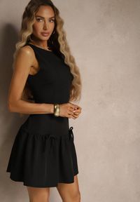 Renee - Czarna Sukienka Vices Drop Waist Bez Rękawów z Kokardkami i Falbanką Follena. Okazja: na co dzień. Typ kołnierza: kokarda. Kolor: czarny. Długość rękawa: bez rękawów. Wzór: aplikacja. Styl: klasyczny, casual