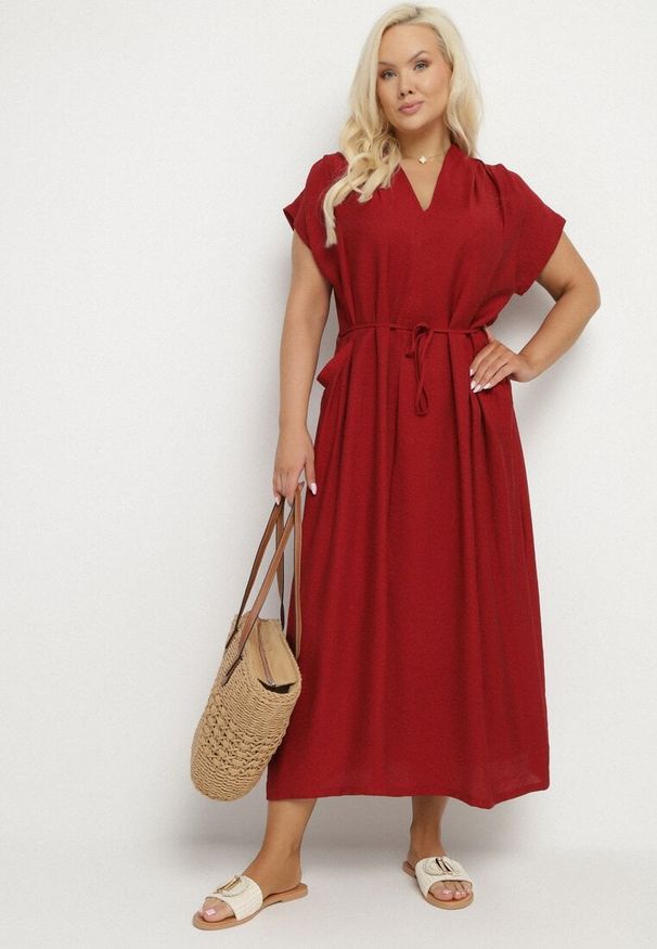 Born2be - Bordowa Wiskozowa Sukienka Pudełkowa z Cienkim Paskiem i Kieszeniami Lumivorae. Okazja: na co dzień. Kolekcja: plus size. Kolor: czerwony. Materiał: wiskoza. Typ sukienki: proste, dla puszystych. Styl: elegancki, casual