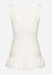 Born2be - Biały Taliowany Kombinezon Ozdobiony Falbanką Semiriela. Okazja: na co dzień. Kolor: biały. Wzór: aplikacja. Styl: klasyczny, casual #5