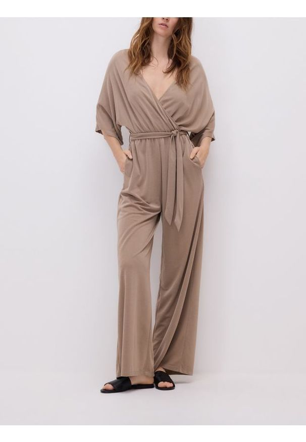 Reserved - Kombinezon z modalem - beżowy. Kolor: beżowy. Materiał: dzianina. Styl: klasyczny