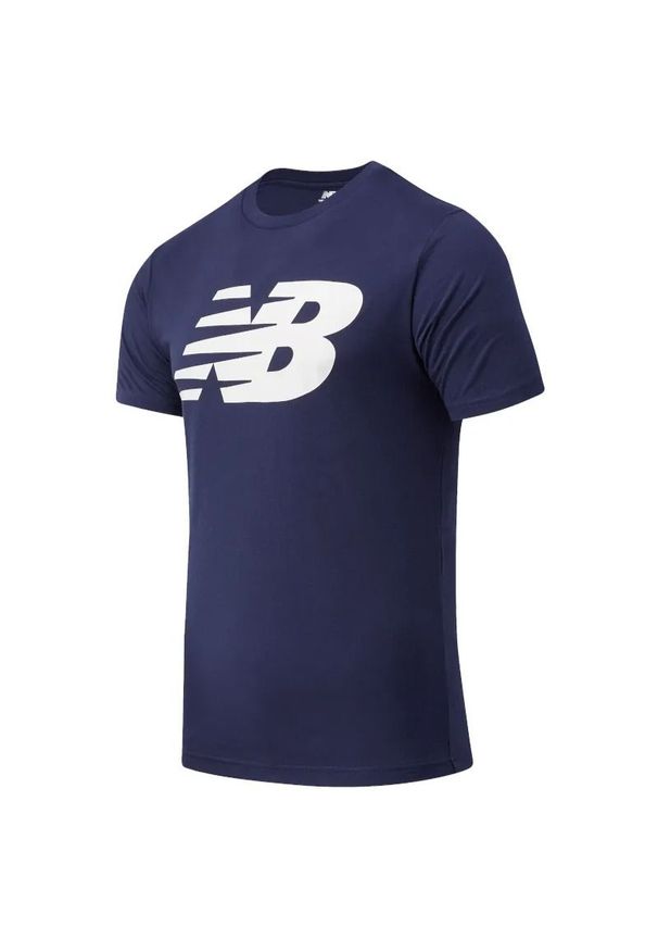 Koszulka New Balance MT03919PGM - granatowa. Kolor: niebieski. Materiał: dresówka, bawełna, poliester. Długość rękawa: krótki rękaw. Długość: krótkie. Wzór: aplikacja