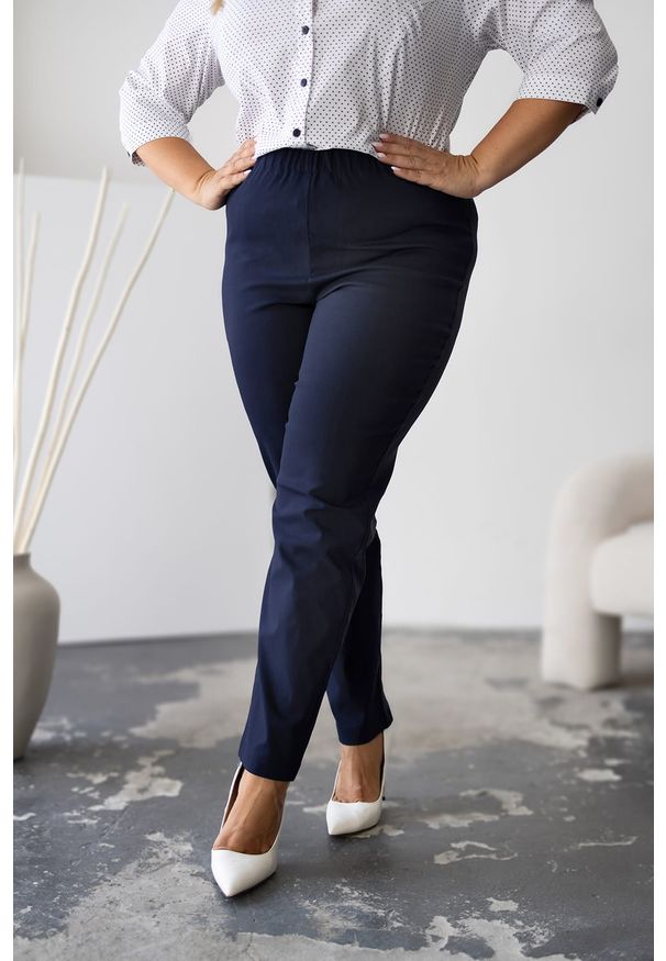 Nasi partnerzy - Granatowe spodnie Alex PLUS SIZE XXL. Stan: podwyższony. Kolekcja: plus size. Kolor: niebieski. Materiał: elastan, poliamid, materiał, guma, wiskoza. Wzór: jednolity. Styl: elegancki, sportowy