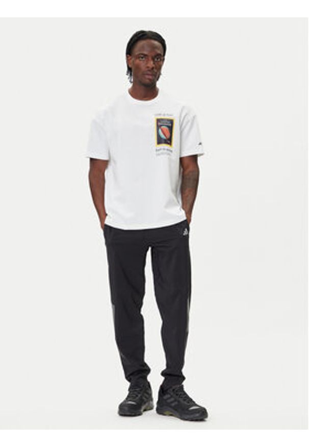 Adidas - adidas T-Shirt National Geographic KC2349 Biały Loose Fit. Kolor: biały. Materiał: bawełna