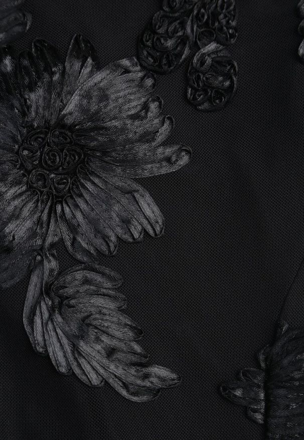 Renee - Czarna Wieczorowa Sukienka z Siateczki z Gorsetowym Wiązaniem na Plecach Cezenna. Okazja: na co dzień. Typ kołnierza: dekolt gorset. Kolor: czarny. Wzór: aplikacja, kwiaty. Typ sukienki: gorsetowe. Styl: wizytowy