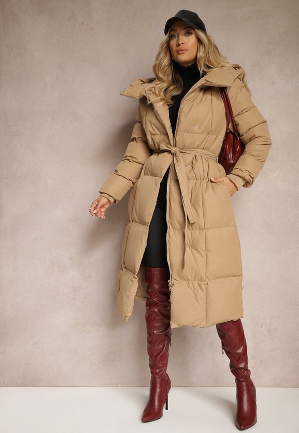 Renee - Ciemnobeżowa Długa Kurtka z Pikowanymi Przeszyciami Kapturem i Wiązanym Paskiem Zalirra. Okazja: na co dzień. Kolor: beżowy. Materiał: dzianina, jeans. Długość: długie. Styl: casual, elegancki