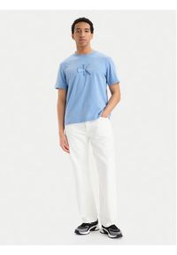 Calvin Klein Jeans T-Shirt SS 20S LV04RG832G Niebieski jasny Regular Fit. Kolor: niebieski. Materiał: bawełna #4