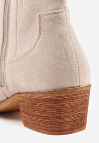 Renee - Jasnobeżowe Botki Vices na Słupku Kowbojki z Ażurową Cholewką Rivori. Okazja: na co dzień. Zapięcie: zamek. Kolor: beżowy. Szerokość cholewki: normalna. Wzór: ażurowy. Materiał: jeans. Obcas: na słupku. Styl: casual, elegancki. Wysokość obcasa: średni #6