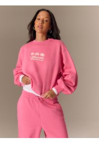 4f - 4F Bluza dresowa loose bez kaptura damska - różowa XS. Okazja: na co dzień. Typ kołnierza: bez kaptura. Kolor: różowy. Materiał: dresówka. Wzór: nadruk. Styl: casual #1