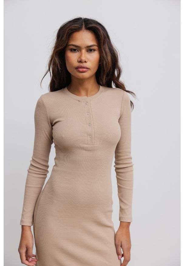 Marsala - Dopasowana sukienka maxi z napami w kolorze BEIGE- MENSA-XL. Materiał: bawełna, elastan, prążkowany, dzianina. Długość rękawa: długi rękaw. Typ sukienki: sportowe. Styl: klasyczny, sportowy, elegancki. Długość: maxi