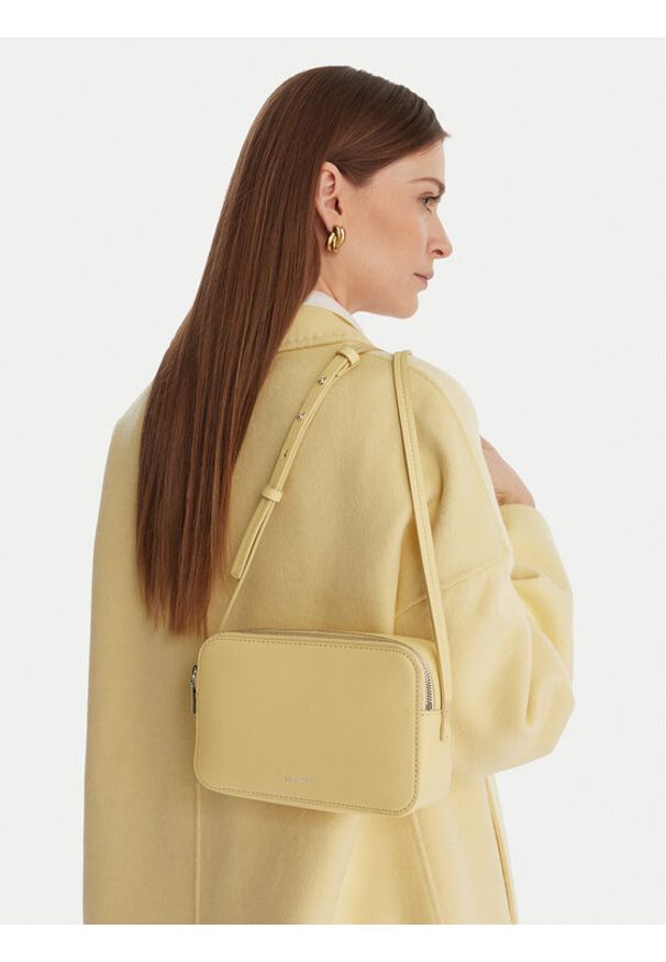 Calvin Klein Torebka Foil Logo Elongated Camera Bag LV04F3276G Żółty. Kolor: żółty. Materiał: skórzane