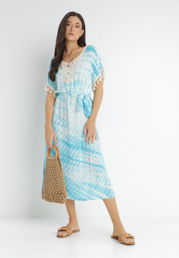 Born2be - Jasnoniebieska Sukienka z Paskiem Ismeira. Kolor: niebieski. Materiał: materiał. Wzór: ażurowy. Sezon: lato. Styl: boho. Długość: midi