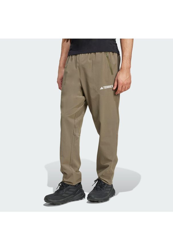 Adidas - Spodnie Multi Essentials Stretch. Kolor: beżowy. Materiał: materiał. Sezon: lato. Sport: turystyka piesza