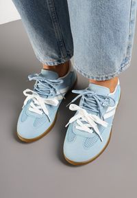 Renee - Jasnoniebieskie Sneakersy w Stylu Tenisówek Ozdobione Geometrycznym Wzorem Teloriella. Okazja: na co dzień. Zapięcie: sznurówki. Kolor: niebieski. Materiał: jeans. Wzór: geometria, aplikacja #3