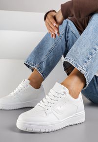 Born2be - Białe Sneakersy z Geometrycznym Wzorem i Perforacją Idellie. Okazja: na co dzień. Kolor: biały. Wzór: geometria #3