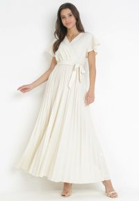 Born2be - Jasnobeżowa Elegancka Sukienka Maxi w Plisy z Kopertowym Dekoltem i Wiązaniem Thessi. Kolor: beżowy. Sezon: lato. Typ sukienki: kopertowe. Styl: elegancki. Długość: maxi