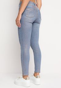 Born2be - Jasnoniebieskie Jeansy Skinny z Bawełny Ozdobione Złotą Farbą Taidda. Kolor: niebieski. Wzór: aplikacja. Styl: elegancki #4