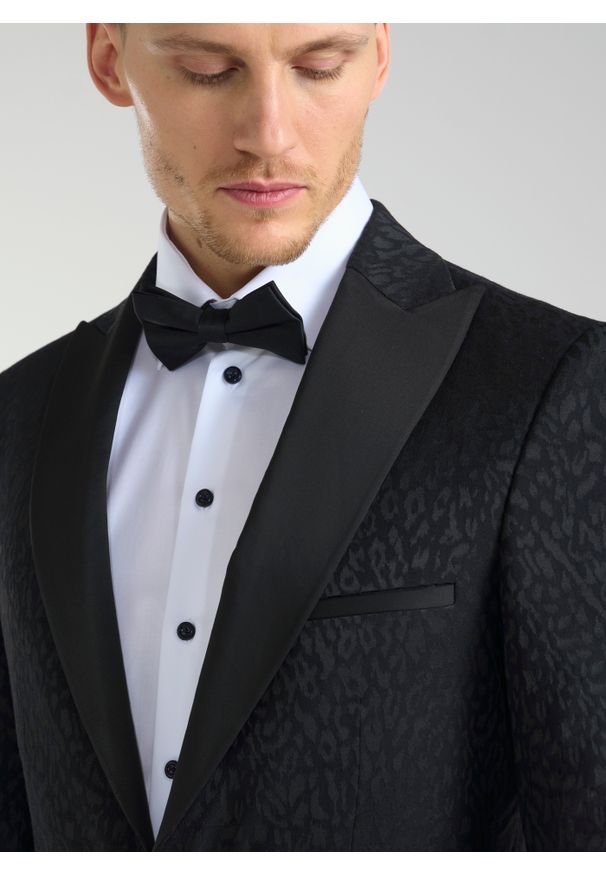 Pako Lorente - PAKO LORENTE – Czarna żakardowa marynarka smokingowa. Okazja: na sylwestra, na wesele, na ślub cywilny, na studniówkę. Kolor: czarny. Materiał: żakard