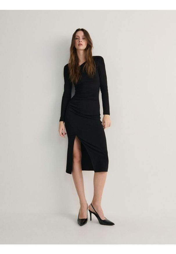 Reserved - Sukienka z asymetrycznym dekoltem - czarny. Kolor: czarny. Materiał: dzianina, wiskoza. Wzór: gładki. Typ sukienki: asymetryczne